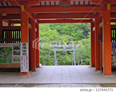 朱の鳥居が美しい 127848771