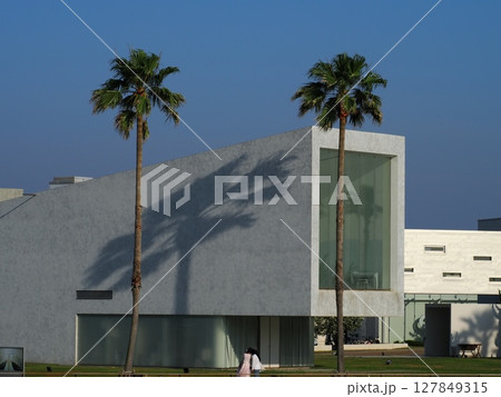 白い建物と青空 127849315