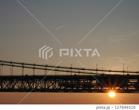 夕日に照らされる橋 127849320