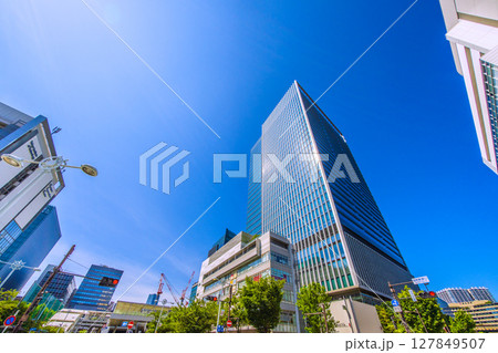 日本の東京都市景観 真夏のような日差し…田町駅東口などを望む 127849507