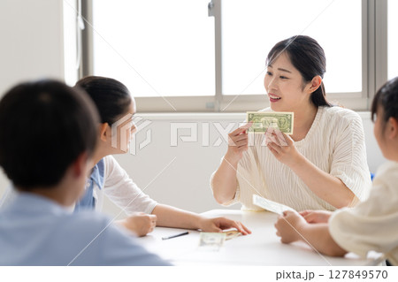 お金の教室 127849570