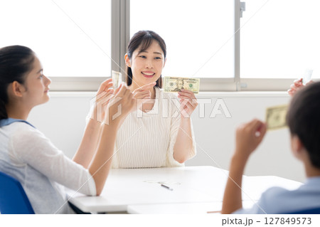 お金の教室 お金の教室 127849573