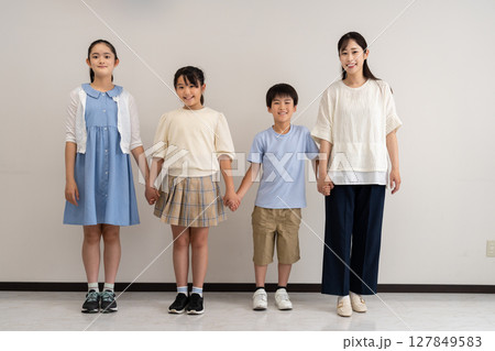 手を繋ぐ家族 127849583