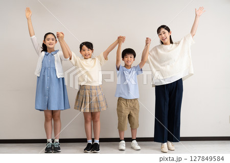 塾で手を繋ぐ生徒と先生 127849584