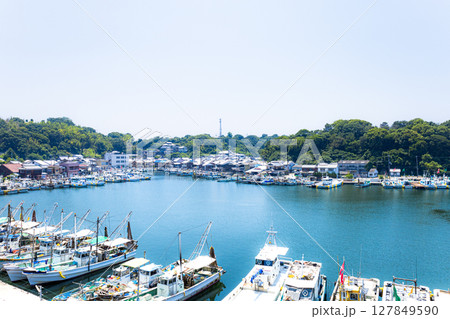 たつの市御津町にある室津漁港の全景 たつの市御津町にある室津漁港の全景 127849590
