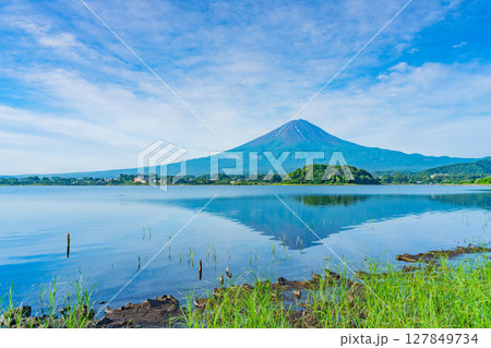 (山梨県)大石公園・渇水の河口湖越しに富士山 (山梨県)大石公園・渇水の河口湖越しに富士山 127849734