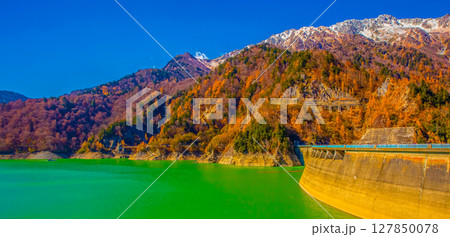 エメラルドグリーンの黒部ダム 127850078