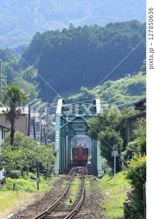 鉄橋を渡るローカル線 127850636