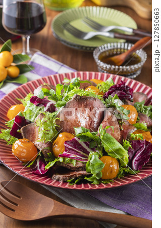 金柑とローストビーフのサラダ 127850663