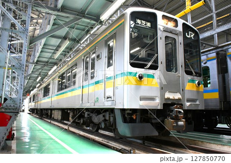 車両基地に停車する南武支線のE127系（海芝浦表示） 127850770