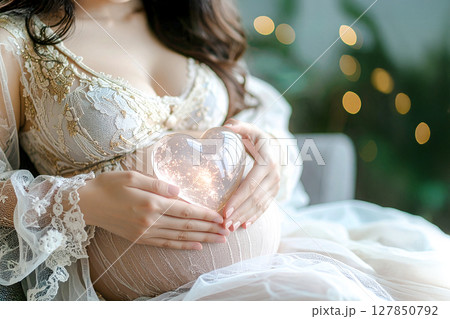 ハートを手に持つ妊婦 127850792