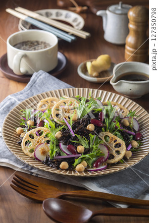 レンコンとひじきのサラダ  127850798