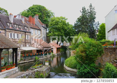 中世の街並みが残るロワール地方の都市シャルトルのウール川沿いの街並み 127850853