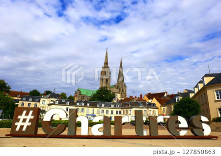 フランス、ロワール地方の中世の街並みが残るシャルトルのシャトレ広場からの世界遺産シャルトル大聖堂 フランス、ロワール地方の中世の街並みが残るシャルトルのシャトレ広場からの世界遺産シャルトル大聖堂 127850863