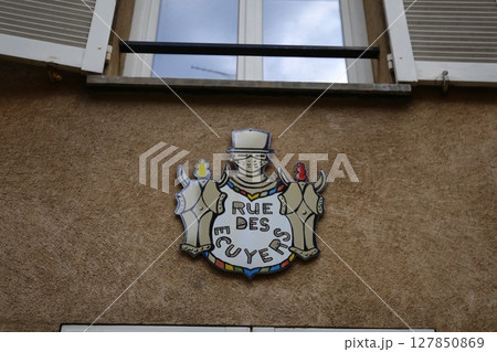 中世の街並みが残るシャルトルのかわいい通りの表示板 127850869