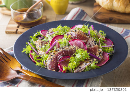 まぐろのたたきサラダ 127850891