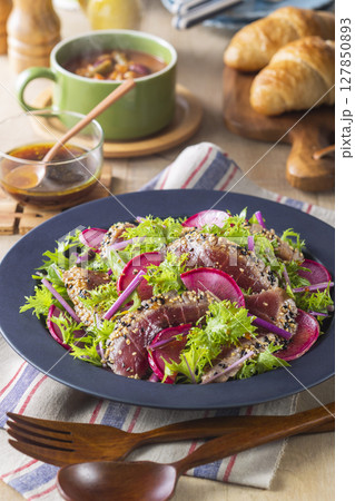 まぐろのたたきサラダ 127850893