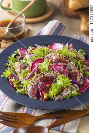 まぐろのたたきサラダ 127850894