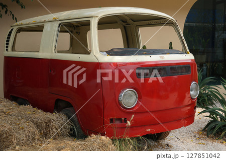 vintage abandoned van vintage abandoned van 127851042