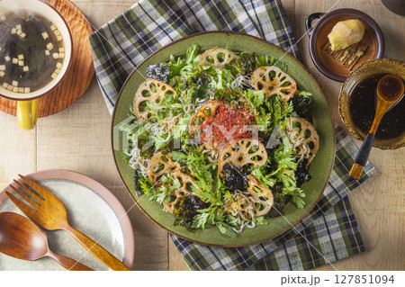 蓮根とちりめんじゃこの韓国風サラダ 127851094