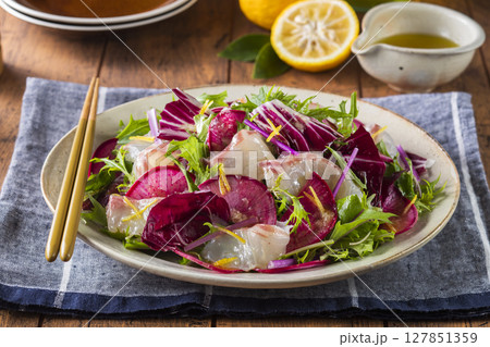 鯛と紅大根のサラダ 柚子ドレッシング仕上げ 鯛と紅大根のサラダ 柚子ドレッシング仕上げ 127851359