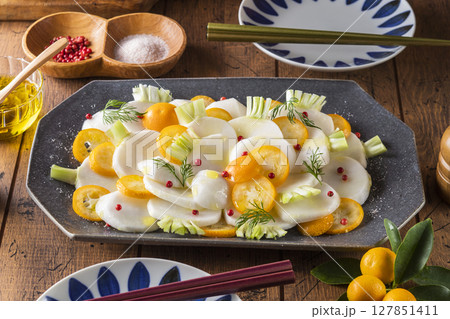 蕪と金柑のサラダ 127851411