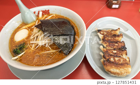飲食店の風景(チェーン店の辛味噌ネギラーメンと餃子) 飲食店の風景(チェーン店の辛味噌ネギラーメンと餃子) 127851431