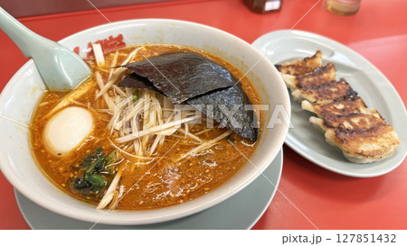 飲食店の風景(チェーン店の辛味噌ネギラーメンと餃子) 飲食店の風景(チェーン店の辛味噌ネギラーメンと餃子) 127851432