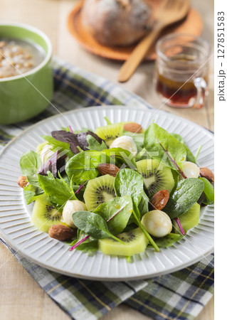 キウイとモッツァレラチーズのベビーリーフサラダ 127851583
