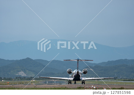 夕暮れの仙台空港 離陸中の飛行機 宮城県名取市 夕暮れの仙台空港 離陸中の飛行機 宮城県名取市 127851598