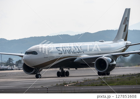 夕暮れの仙台空港 タキシング中の飛行機 宮城県名取市 夕暮れの仙台空港 タキシング中の飛行機 宮城県名取市 127851608