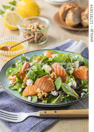 サーモンとカッテージチーズのベビーリーフサラダ 127851654