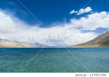 インド・パンゴン湖とラダックの山岳風景 / Pangong Tso, Ladakh, India 127851700