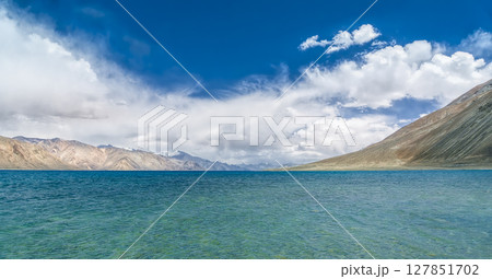 インド・パンゴン湖とラダックの山岳風景 / Pangong Tso, Ladakh, India 127851702