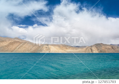 インド・パンゴン湖とラダックの山岳風景 / Pangong Tso, Ladakh, India 127851703
