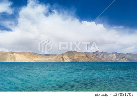 インド・パンゴン湖とラダックの山岳風景 / Pangong Tso, Ladakh, India インド・パンゴン湖とラダックの山岳風景 / Pangong Tso, Ladakh, India 127851705