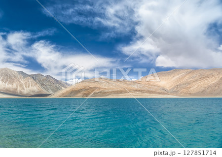 インド・パンゴン湖とラダックの山岳風景 / Pangong Tso, Ladakh, India 127851714