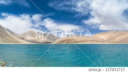 インド・パンゴン湖とラダックの山岳風景 / Pangong Tso, Ladakh, India 127851717