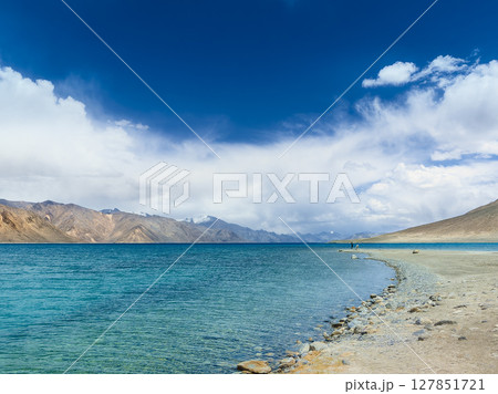 インド・パンゴン湖とラダックの山岳風景 / Pangong Tso, Ladakh, India 127851721