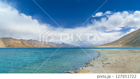 インド・パンゴン湖とラダックの山岳風景 / Pangong Tso, Ladakh, India 127851722