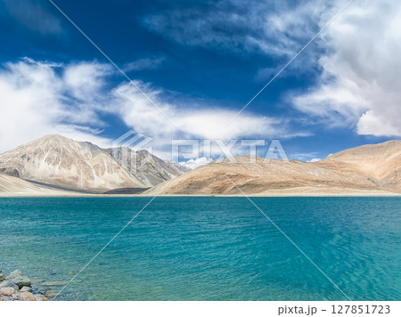 インド・パンゴン湖とラダックの山岳風景 / Pangong Tso, Ladakh, India 127851723