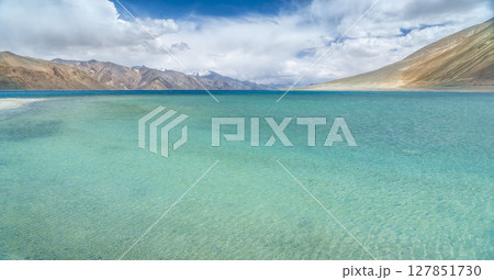 インド・パンゴン湖とラダックの山岳風景 / Pangong Tso, Ladakh, India 127851730