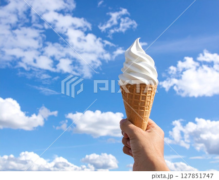 青空に映えるソフトクリーム 127851747