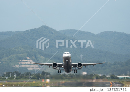 朝の仙台空港 離陸中の飛行機 宮城県名取市 朝の仙台空港 離陸中の飛行機 宮城県名取市 127851751
