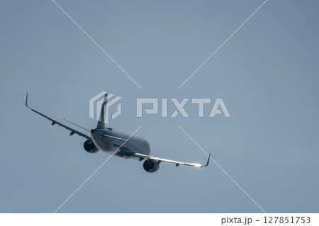 朝の仙台空港　離陸中の飛行機　宮城県名取市 127851753