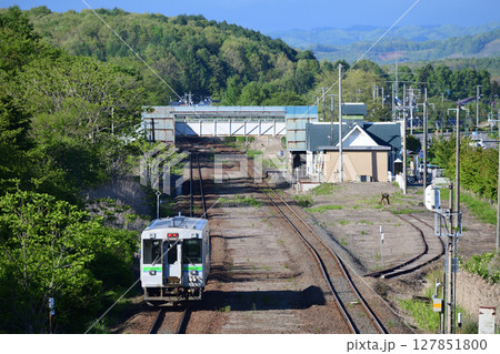 室蘭本線早来駅とキハ150形気動車 127851800