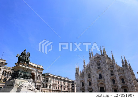 ミラノのドゥオーモとヴィットーリオ エマヌエーレ2世騎馬像 127851907