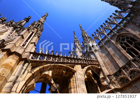 ミラノのドゥオーモの飛び梁と尖塔 127851937