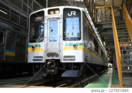 車両基地に停車する南武支線のE127系(川崎新町表示) 車両基地に停車する南武支線のE127系(川崎新町表示) 127851984