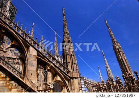ミラノのドゥオーモの飛び梁と尖塔 127851987